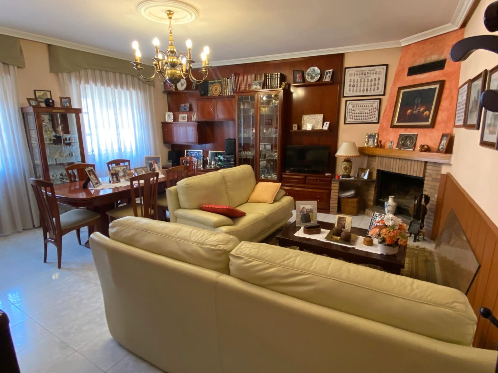 Sala d'estar de Casa adosada en venda en Medina del Campo amb Calefacció, Jardí privat i Terrassa