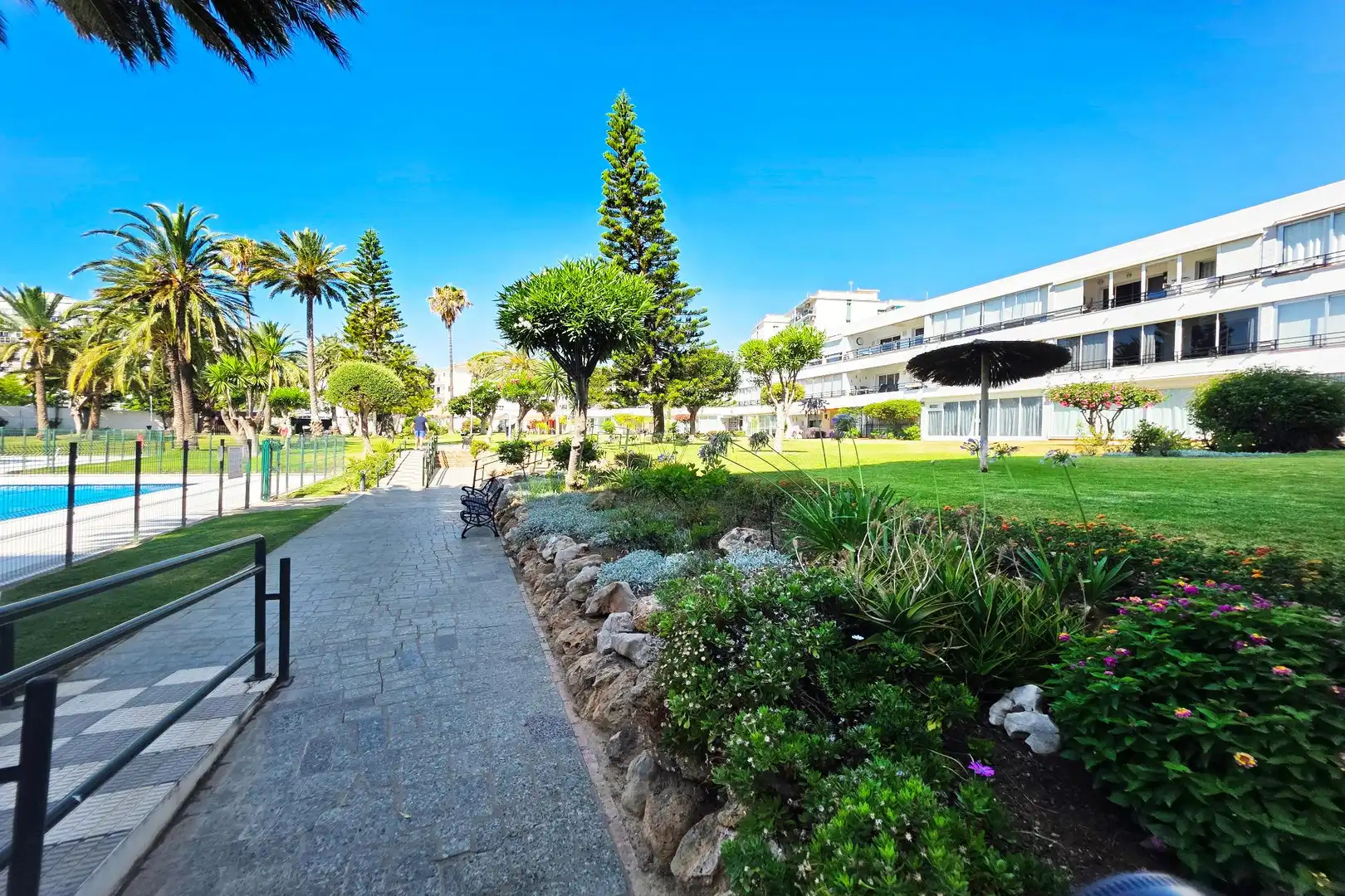 Vista exterior de Apartament en venda en Benalmádena amb Aire condicionat, Calefacció i Jardí privat