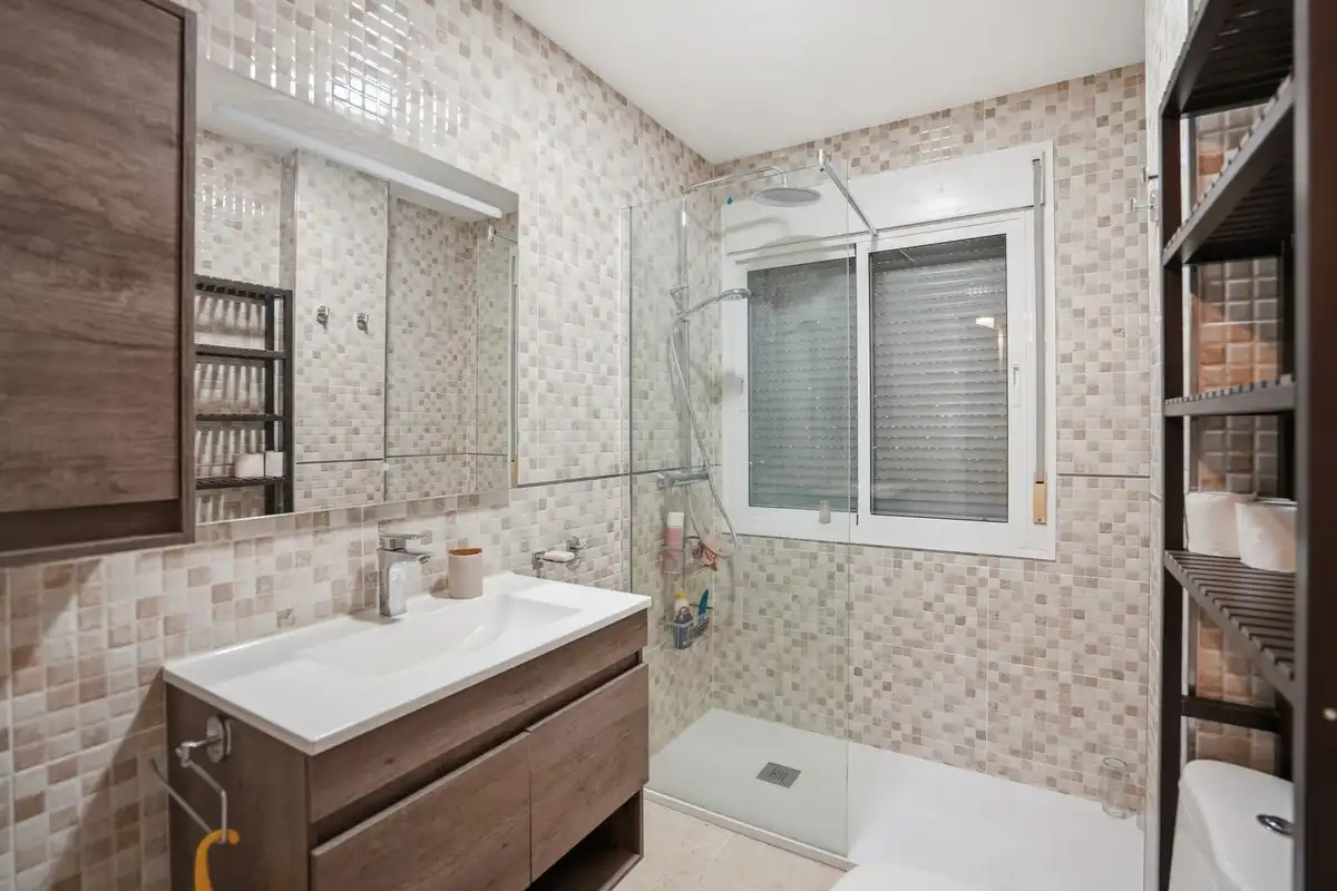 Bany de Casa o xalet en venda en Benalmádena amb Aire condicionat, Calefacció i Jardí privat