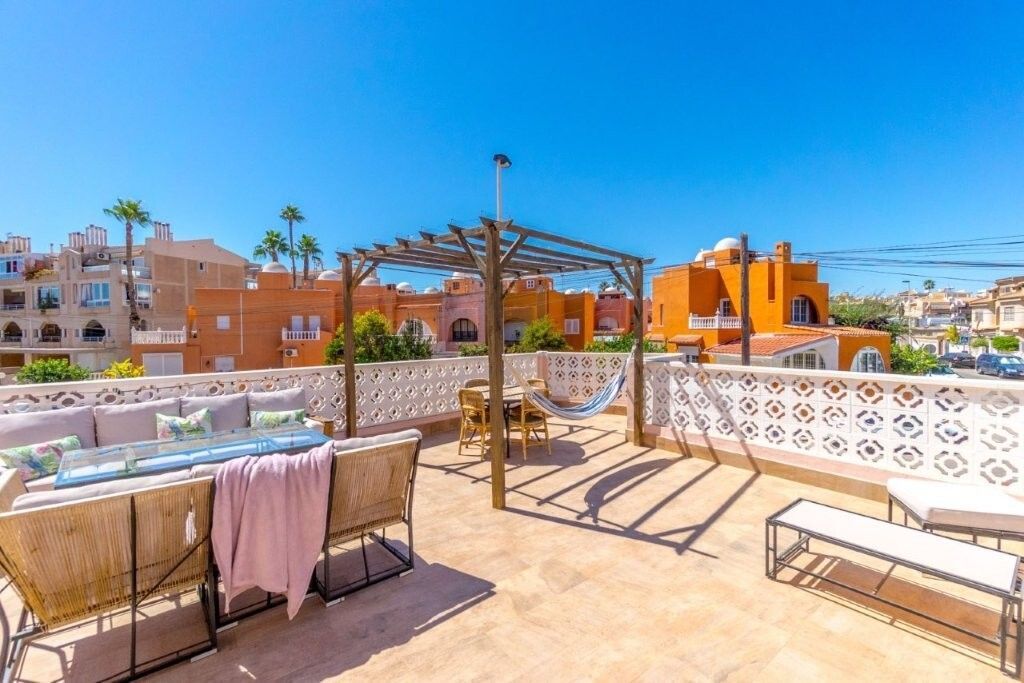 Terrassa de Casa adosada en venda en Torrevieja amb Piscina