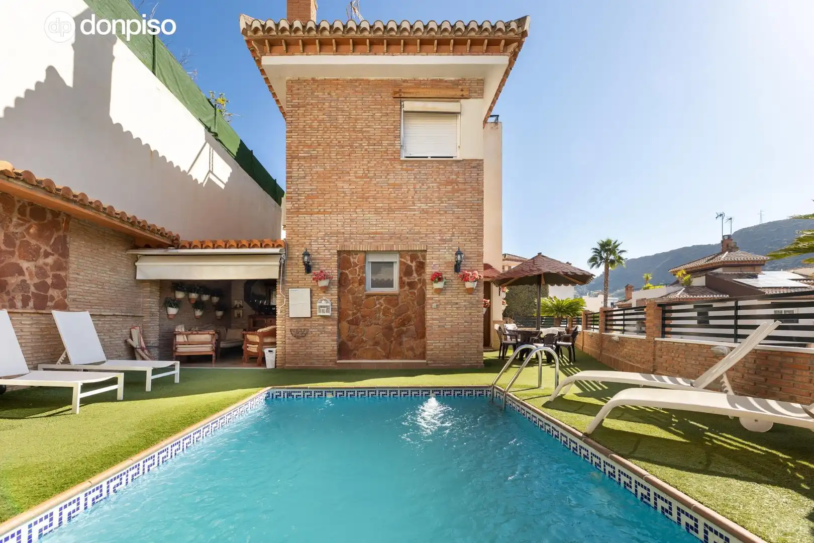 Vista exterior de Casa o chalet en venta en Granada con Jardín privado, Terraza y Piscina