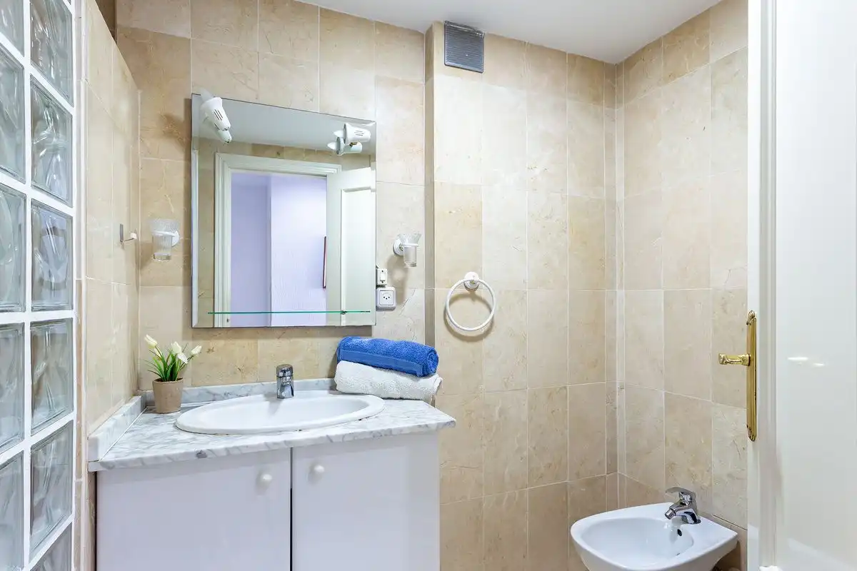 Baño de Apartamento de alquiler en Almuñécar con Terraza y Amueblado