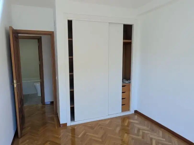 Schlafzimmer von Wohnung zur Miete in Madrid mit Klimaanlage, Heizung und Parkett