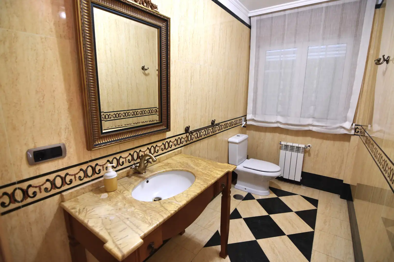 Baño de Casa o chalet en venta en Bergondo con Calefacción, Jardín privado y Parquet