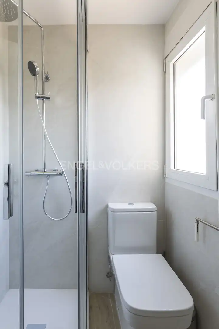 Badezimmer von Dachboden zur Miete in Madrid mit Klimaanlage, Heizung und Terrasse