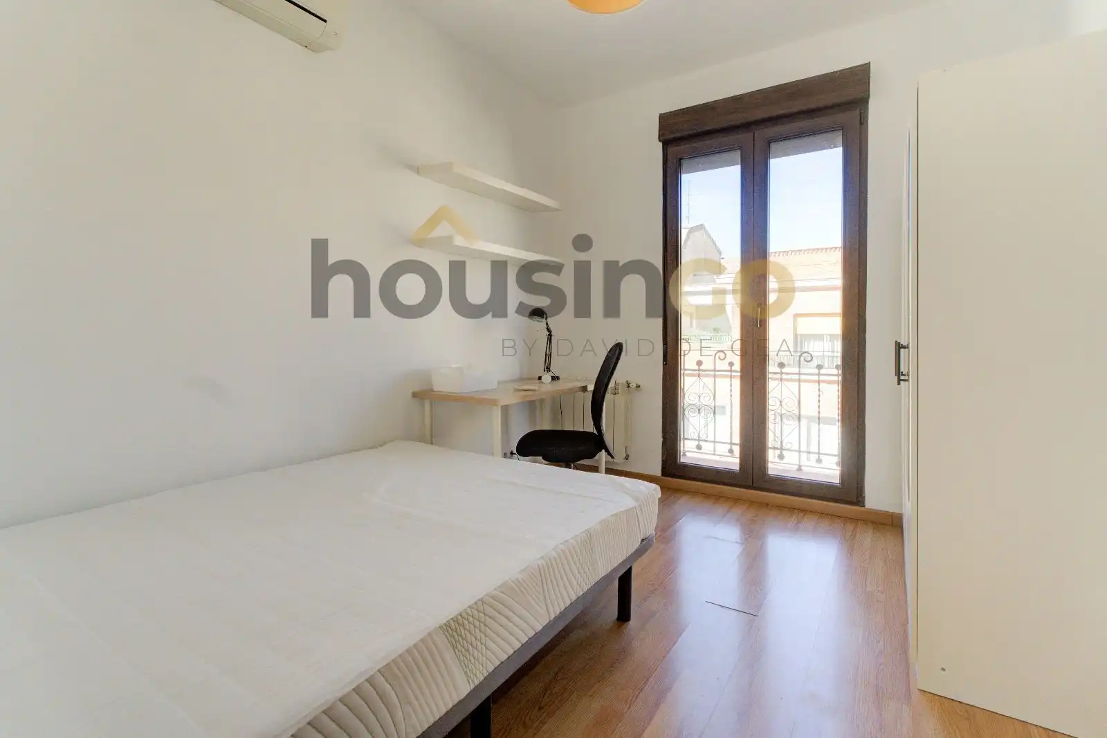 Schlafzimmer von Dachboden zur Miete in Madrid mit Klimaanlage, Heizung und Parkett