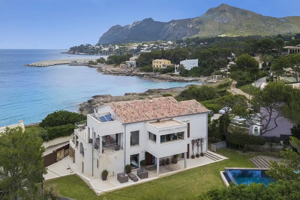 Vista exterior de Casa o xalet en venda en Alcúdia amb Aire condicionat, Jardí privat i Terrassa