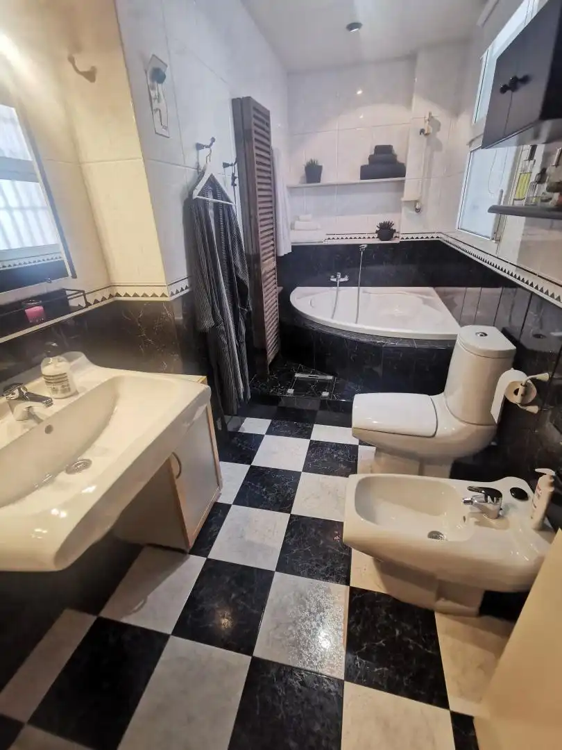 Baño de Piso en venta en Cornellà de Llobregat con Aire acondicionado, Calefacción y Jardín privado
