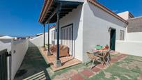 Vista exterior de Casa o xalet en venda en Arico amb Jardí privat, Terrassa i Traster