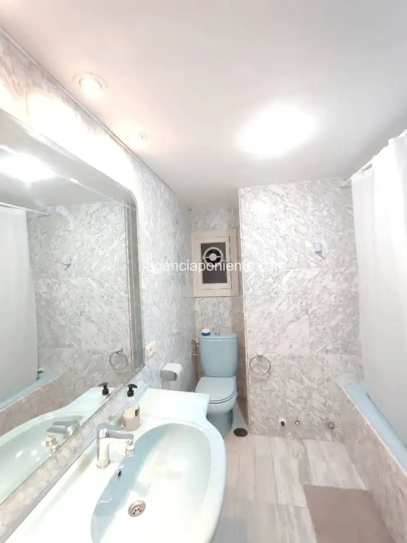 Bathroom of Flat for rent in Benidorm  with Air Conditioner, Heating and Terrace