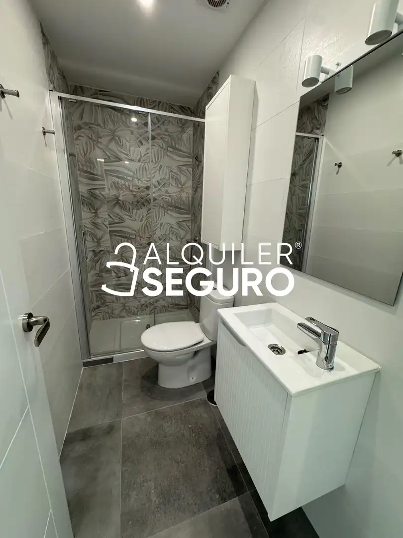 Baño de Piso de alquiler en Málaga con Aire acondicionado