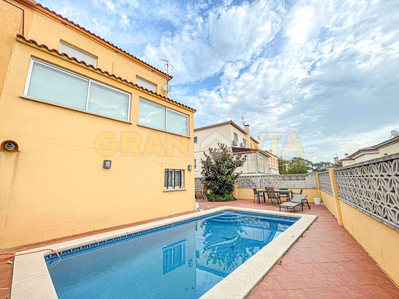 Swimming pool of House or chalet for sale in Figueres  with Air Conditioner, Heating and Private garden