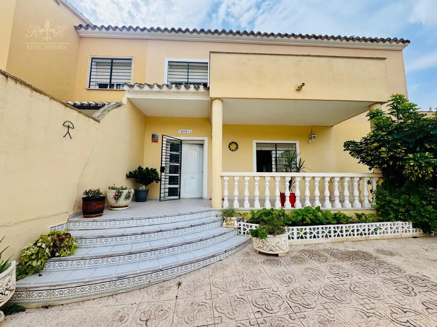 Außenansicht von Einfamilien-Reihenhaus zum Verkauf in L'Alfàs del Pi mit Klimaanlage, Terrasse und Schwimmbad