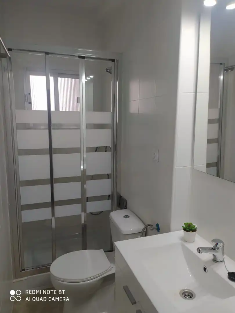 Badezimmer von Wohnung zur Miete in Huelva mit Möbliert, Waschmaschine und Balkon