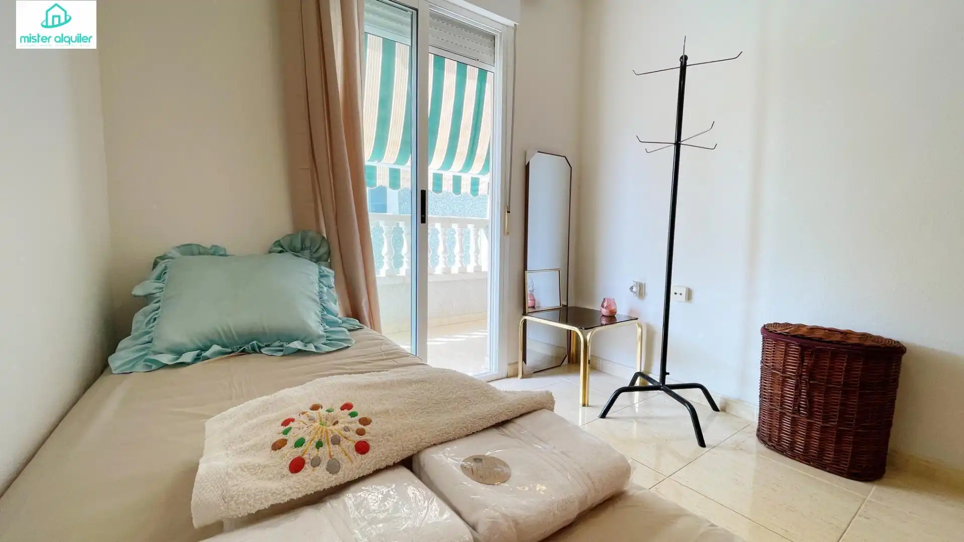 Dormitori de Apartament de lloguer en El Campello amb Aire condicionat, Calefacció i Terrassa