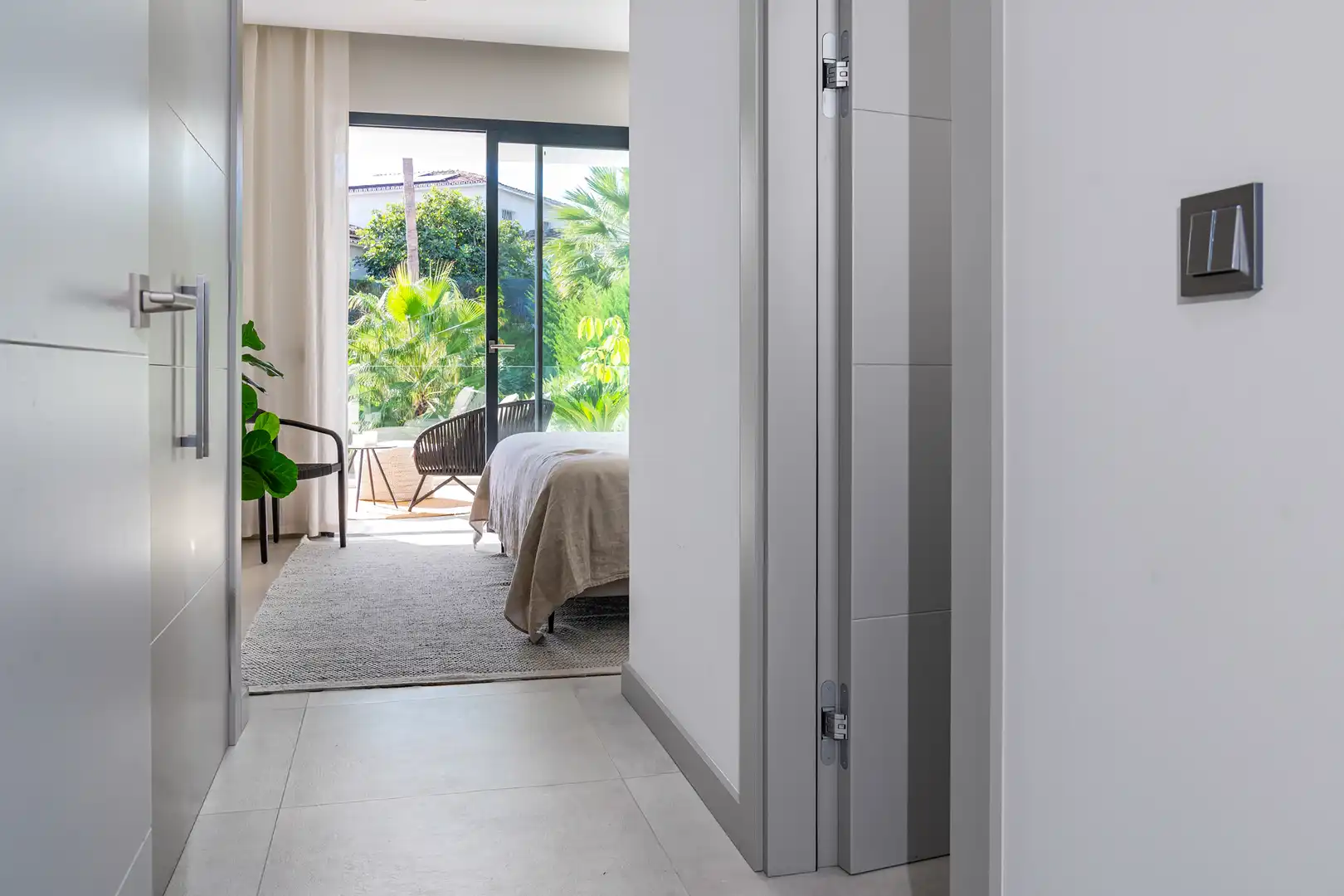 Dormitori de Casa o xalet en venda en Marbella amb Aire condicionat, Jardí privat i Terrassa