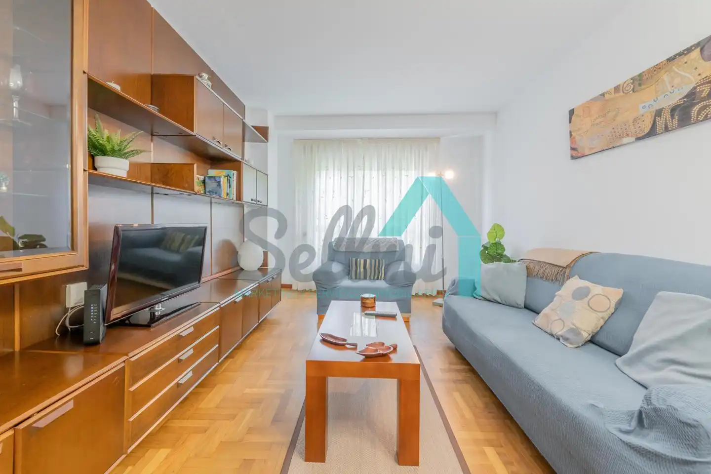 Sala d'estar de Pis de lloguer en Gijón  amb Calefacció, Parquet i Moblat