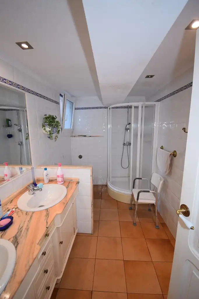 Baño de Casa adosada en venta en Pontedeume con Calefacción y Jardín privado