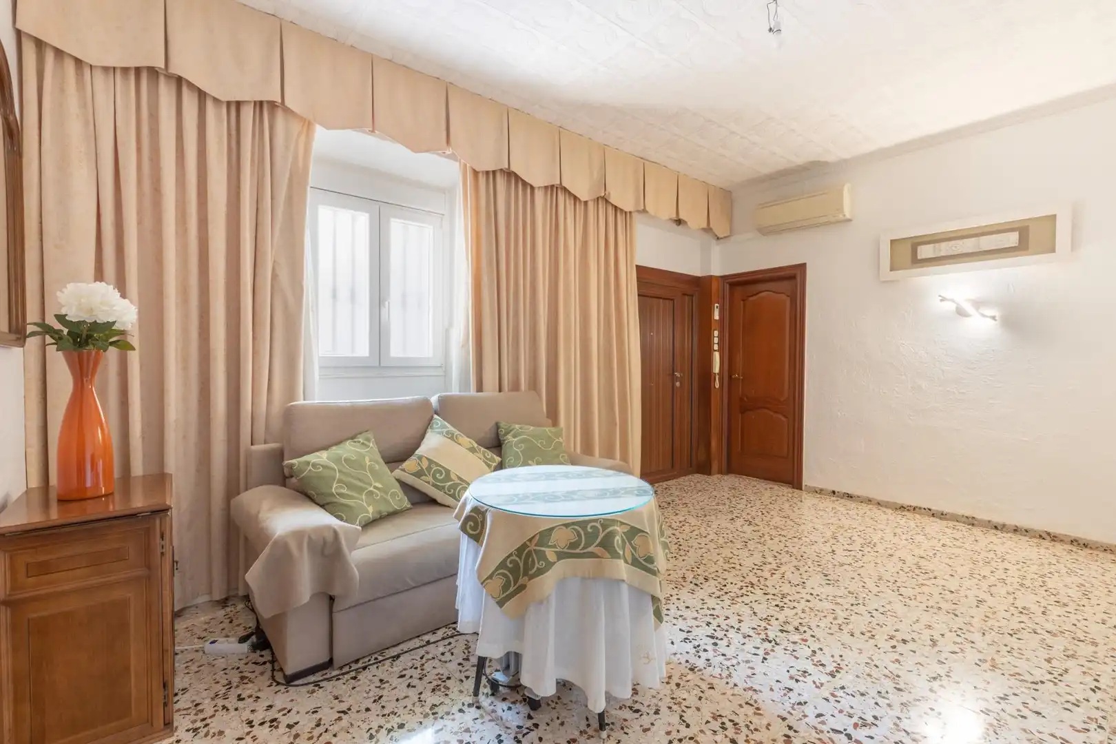 Living room of Flat for sale in Granada  with Air Conditioner, Heating and Storage room