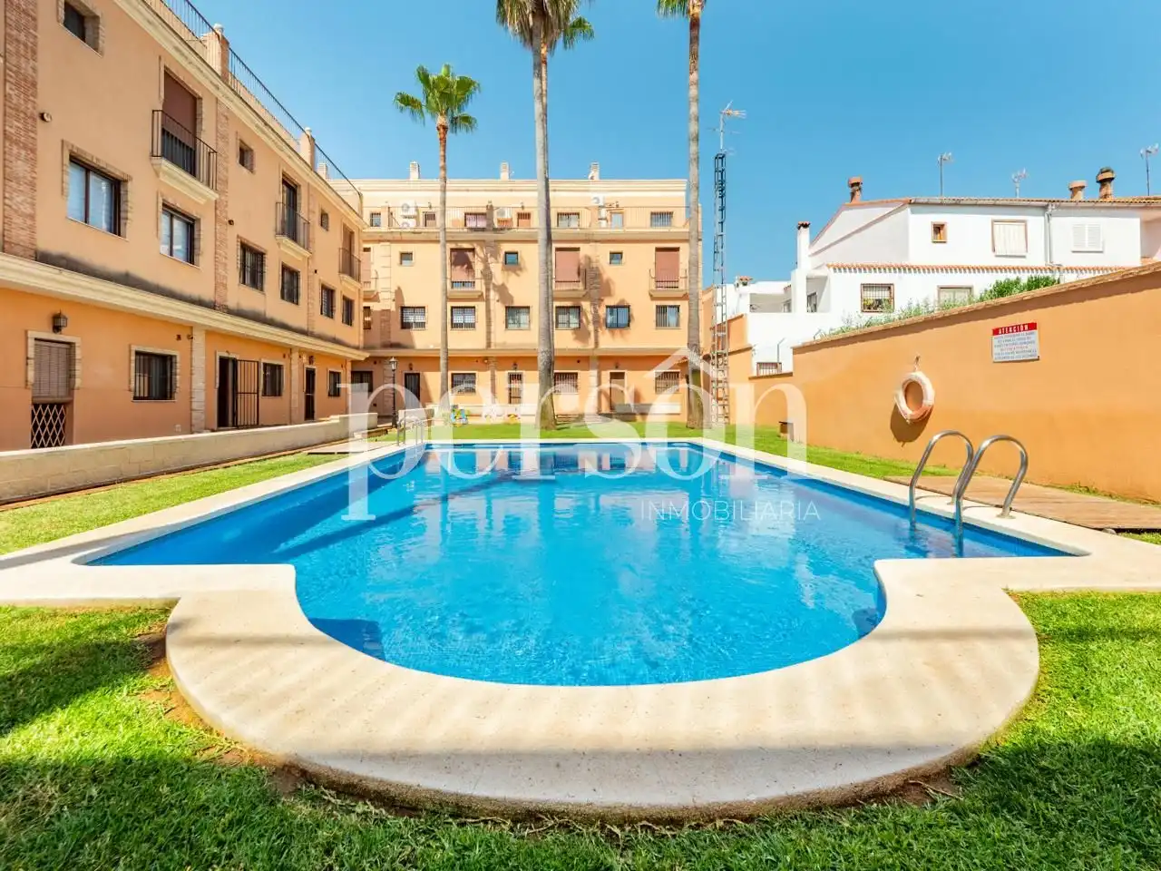 Flat with pool for sale in Favara