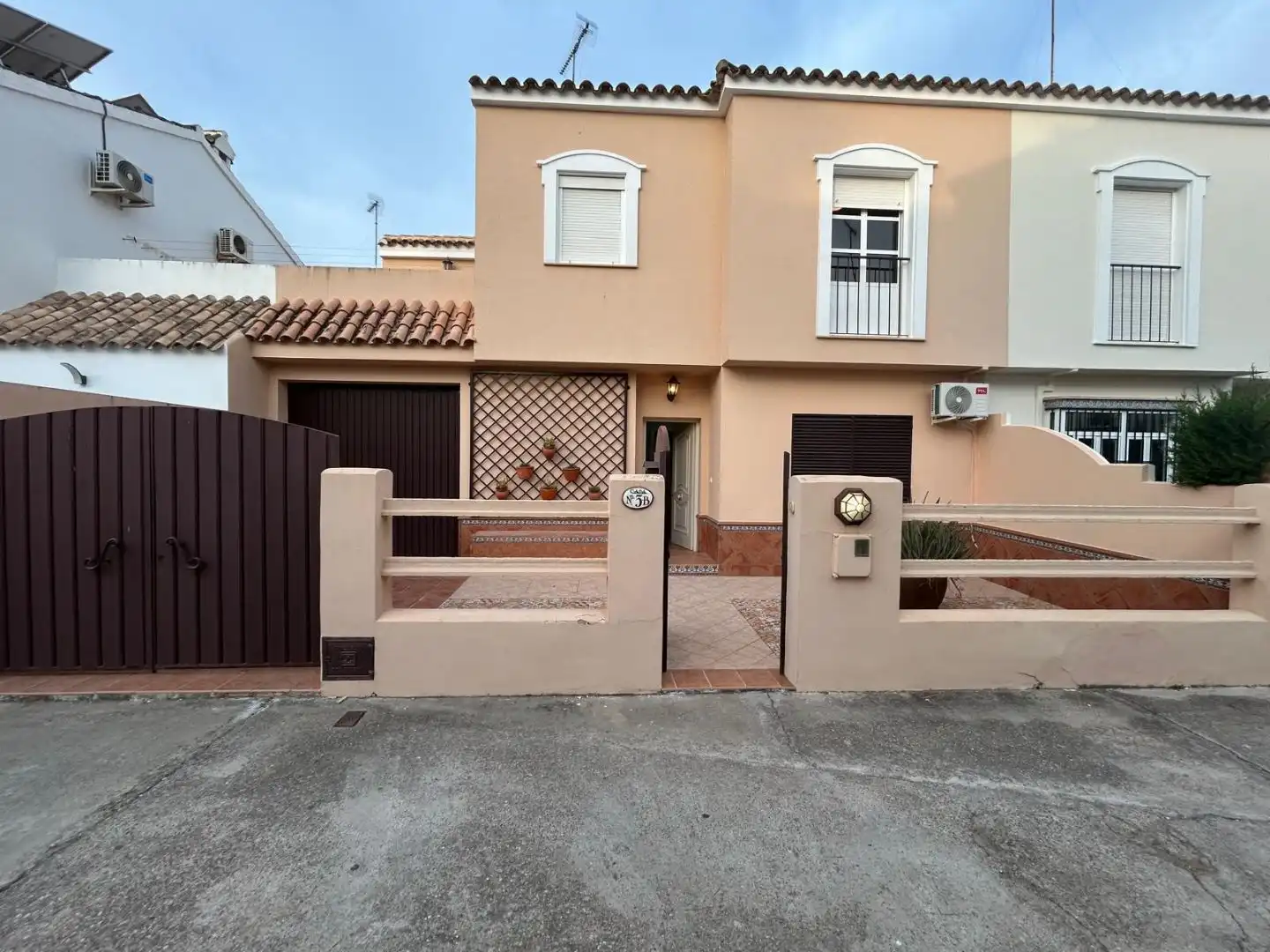 Vista exterior de Casa adosada en venda en Lebrija amb Aire condicionat, Terrassa i Traster