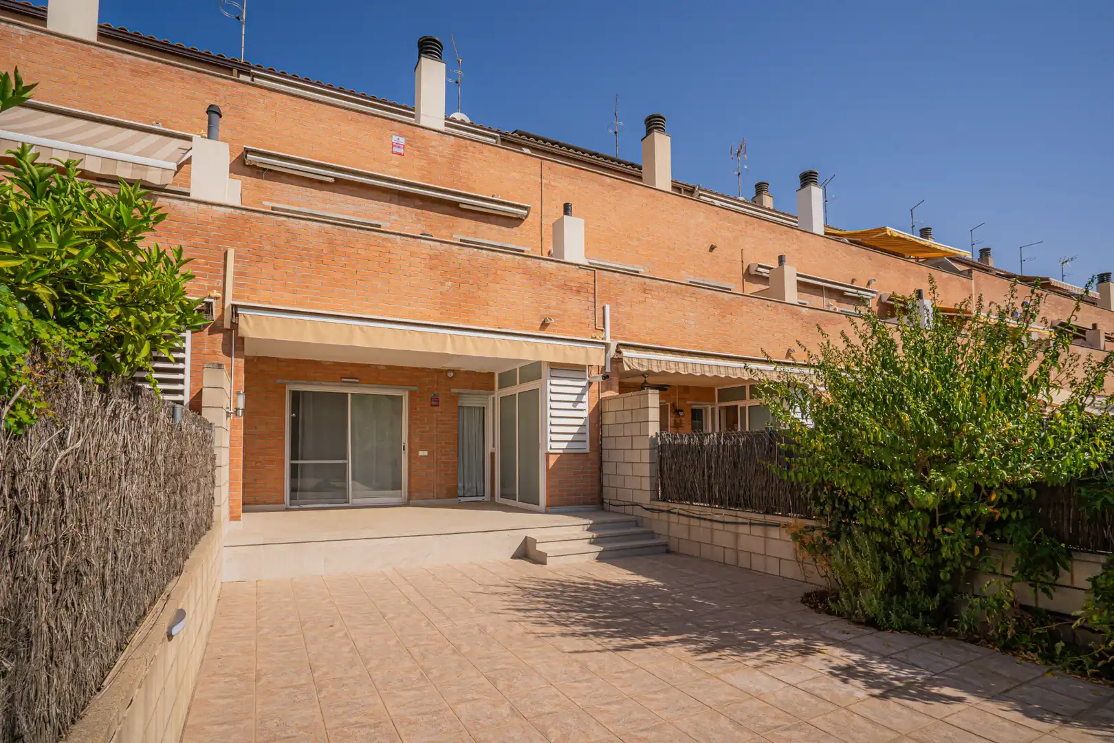 Vista exterior de Casa adosada en venda en Castellar del Vallès amb Aire condicionat, Calefacció i Jardí privat