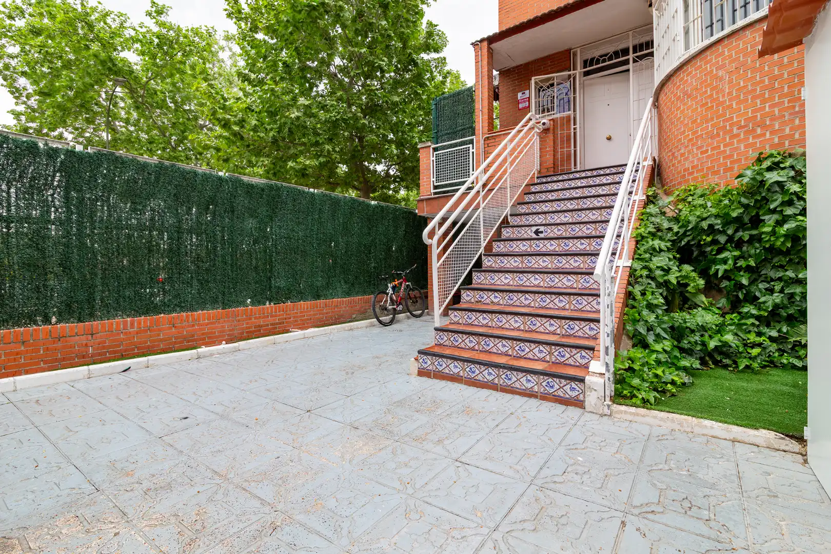 Außenansicht von Einfamilien-Reihenhaus zum Verkauf in Móstoles mit Klimaanlage, Privatgarten und Schwimmbad