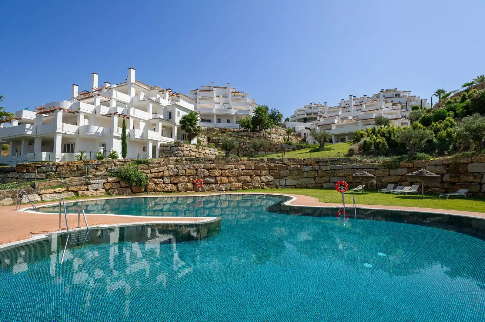Außenansicht von Wohnungen zum Verkauf in Marbella mit Terrasse, Möbliert und Gemeinschaftspool