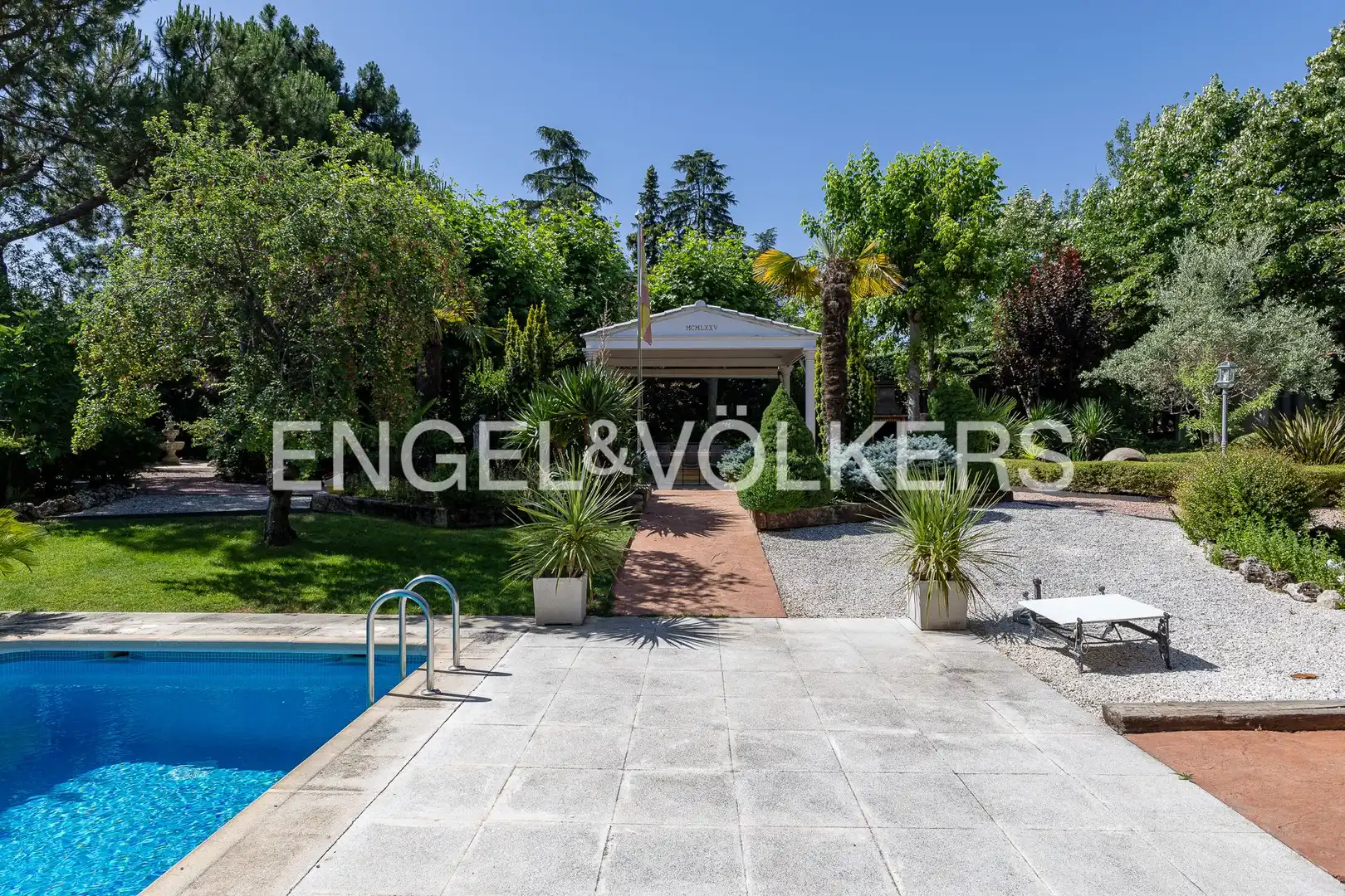 Swimming pool of Houses for sale in Majadahonda  with Air Conditioner, Heating and Private garden