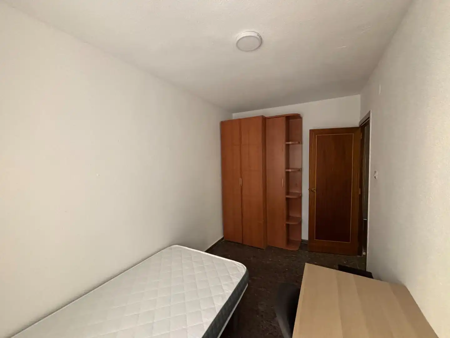 Habitación de Piso para compartir en Granada con Calefacción y Amueblado