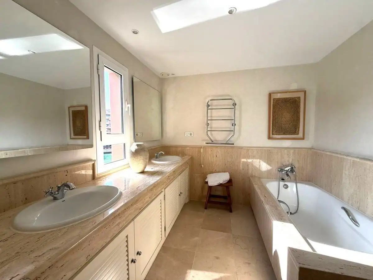 Bathroom of Apartments for rent in Sotogrande  with Air Conditioner, Heating and Terrace
