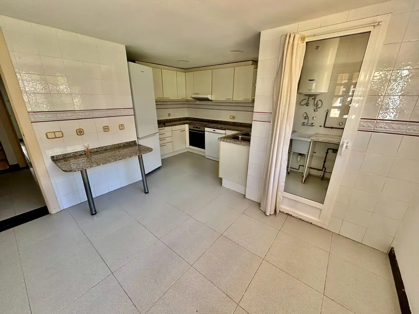 Küche von Einfamilien-Reihenhaus zum Verkauf in Alicante / Alacant mit Klimaanlage, Privatgarten und Terrasse