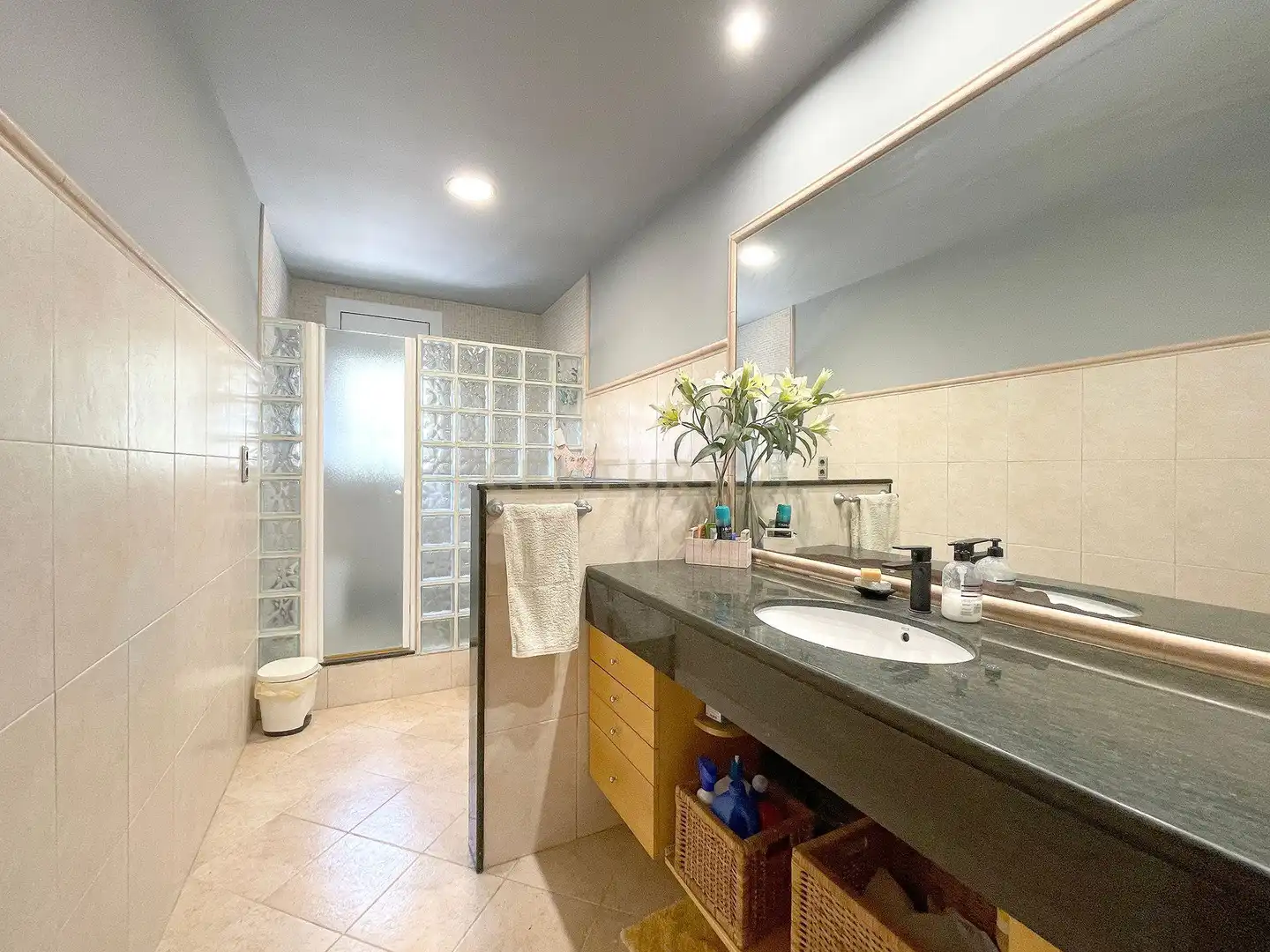 Bathroom of Houses for sale in Terrassa  with Air Conditioner, Private garden and Storage room