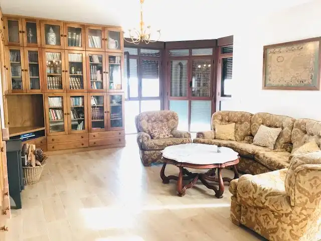 Sala d'estar de Casa o xalet en venda en Cuéllar amb Calefacció, Jardí privat i Terrassa