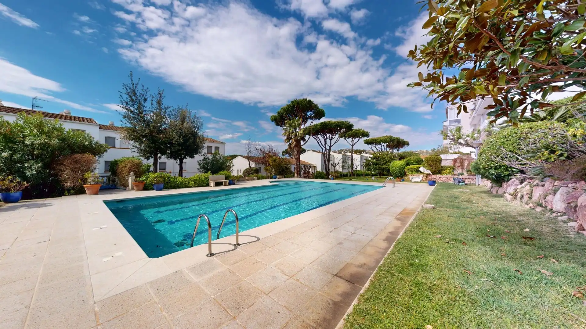 Piscina de Casa adosada en venta en Castell d'Aro, Platja d'Aro i s'Agaró con Aire acondicionado, Calefacción y Jardín privado