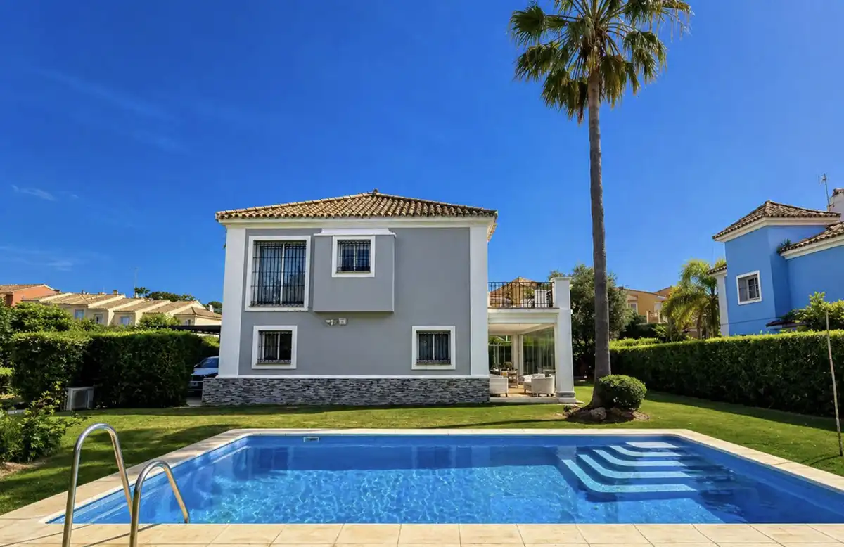 Vista exterior de Casa o xalet en venda en Manilva amb Aire condicionat, Jardí privat i Terrassa