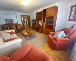 Sala d'estar de Pis de lloguer en Burgos Capital amb Terrassa i Balcó