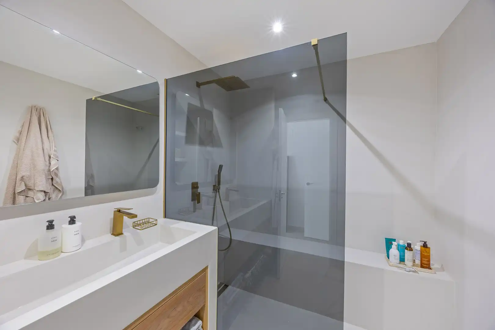 Badezimmer von Erdgeschoss zum Verkauf in Sotogrande mit Klimaanlage, Privatgarten und Terrasse