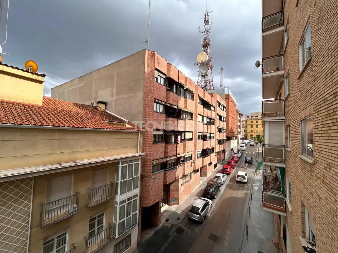 Vista exterior de Pis en venda en Guadalajara amb Calefacció, Parquet i Terrassa
