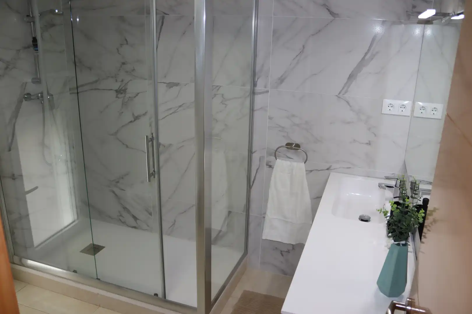 Badezimmer von Erdgeschoss zum Verkauf in Barcelona mit Terrasse