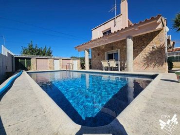 Xalet amb piscina en venda a Calle CASTANYOLA (DE LA)