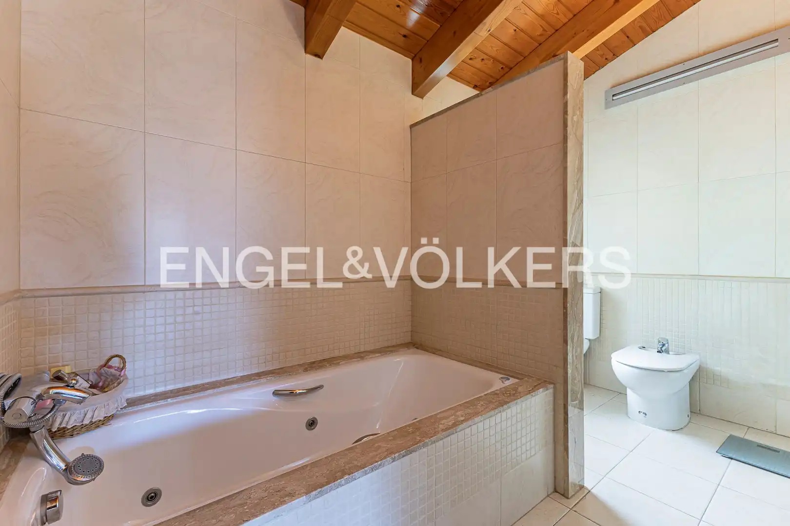 Bany de Casa o xalet en venda en Sant Cugat del Vallès amb Aire condicionat, Calefacció i Jardí privat