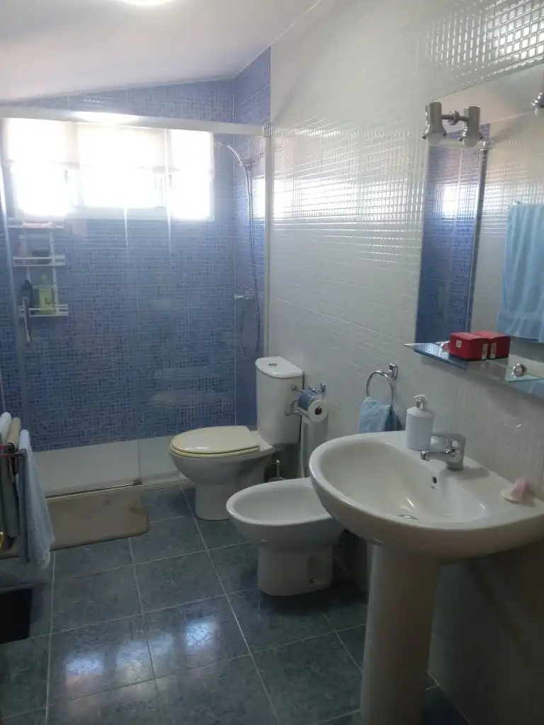 Baño de Apartamento en venta en Valdorros con Calefacción, Terraza y Amueblado