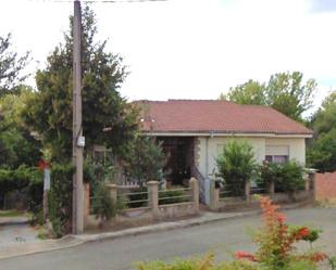 Vista exterior de Casa o xalet en venda en Santovenia de la Valdoncina amb Calefacció, Jardí privat i Terrassa