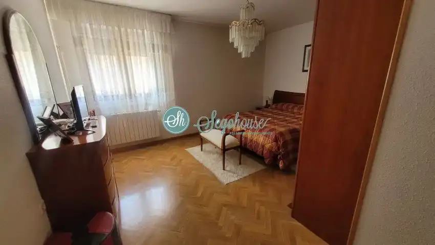 Dormitori de Casa o xalet en venda en Segovia amb Calefacció, Parquet i Terrassa
