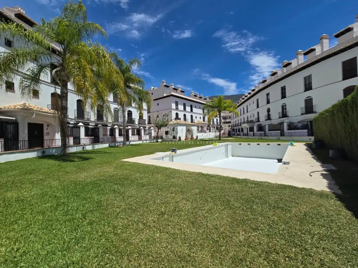 Vista exterior de Piso en venta en Vélez de Benaudalla con Aire acondicionado, Terraza y Piscina comunitaria
