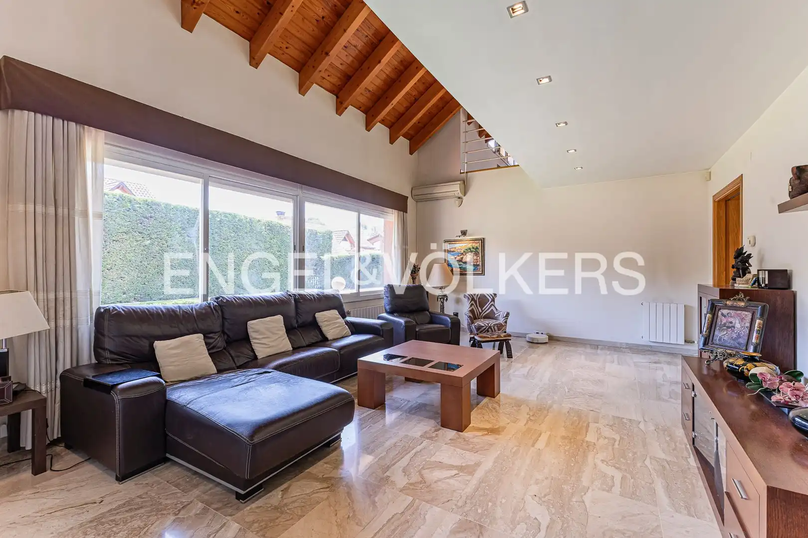Sala d'estar de Casa o xalet en venda en Sant Cugat del Vallès amb Aire condicionat, Calefacció i Jardí privat