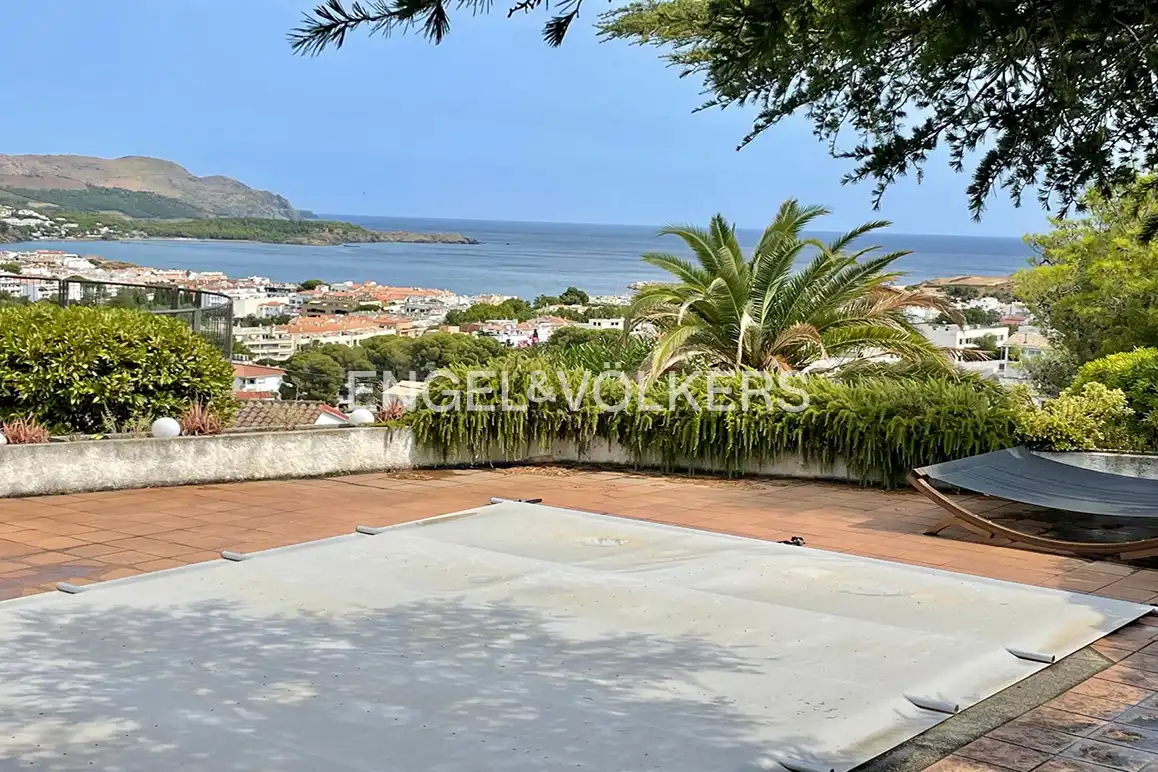 Vista exterior de Casa o xalet en venda en Llançà amb Calefacció, Jardí privat i Terrassa