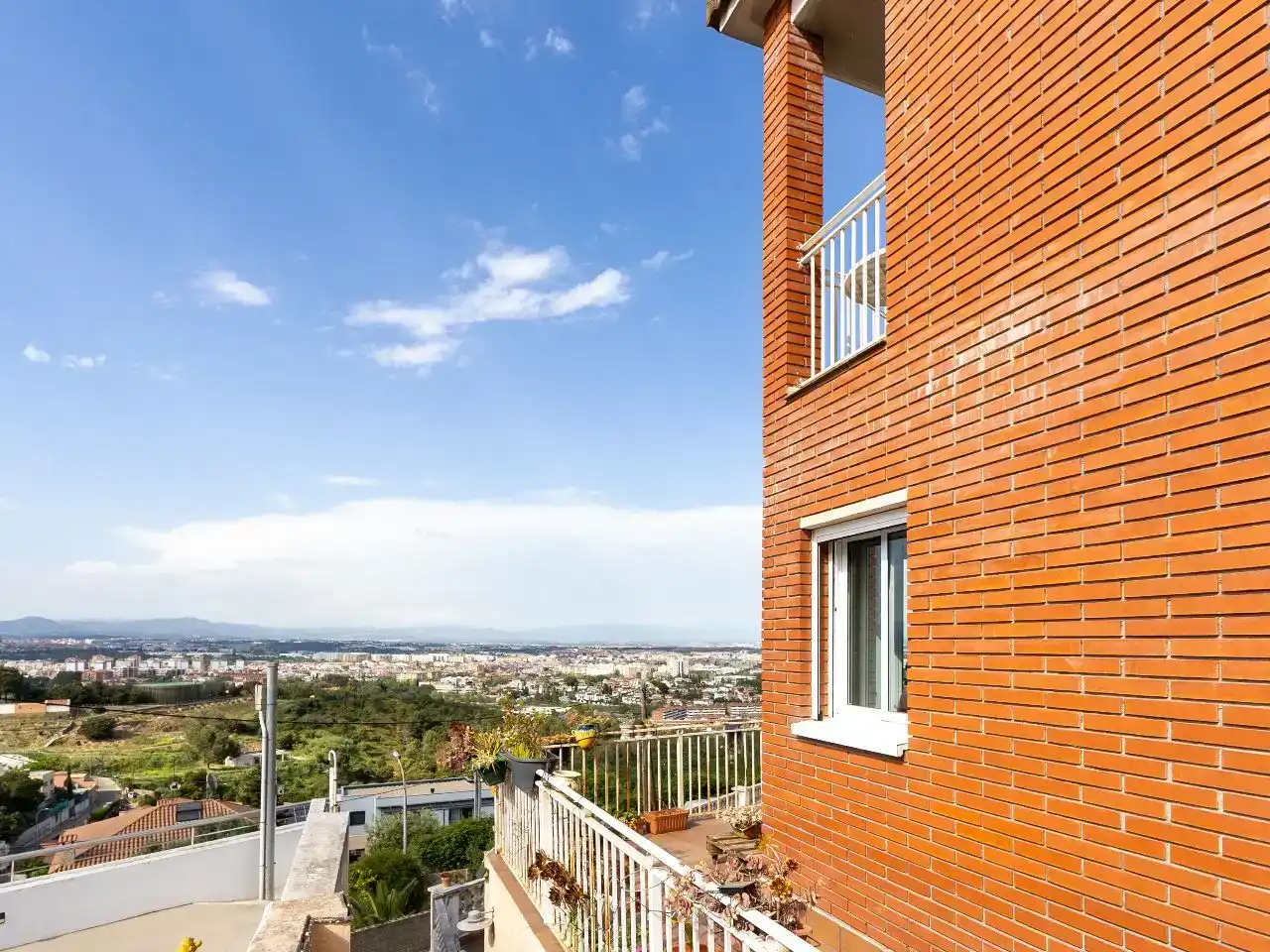 Vista exterior de Piso en venta en Cerdanyola del Vallès con Aire acondicionado, Jardín privado y Trastero