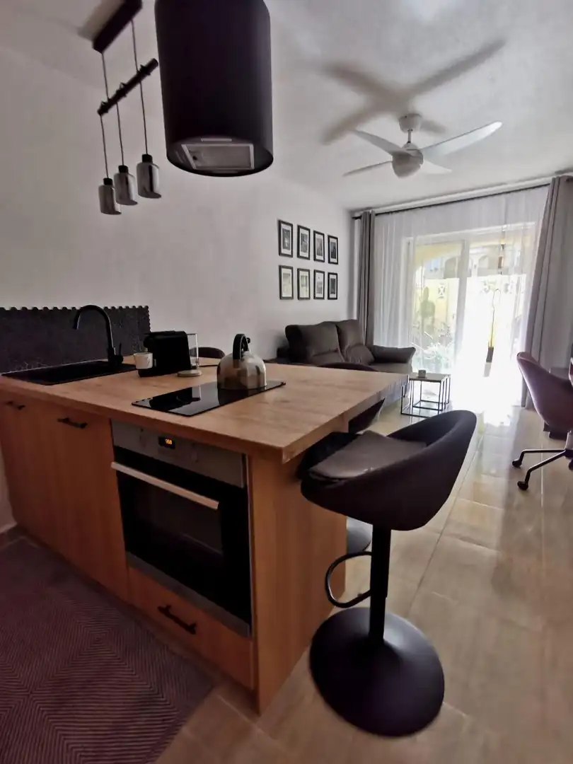 Sala de estar de Apartamento en venta en Torrevieja con Aire acondicionado, Terraza y Amueblado